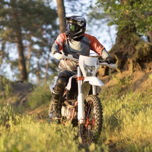 What are the main features of a 110cc dirt bike?